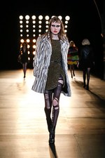 サンローラン 2015-16年秋冬コレクション - パーティーガールは、パンク・ロックの夢をみる｜写真48