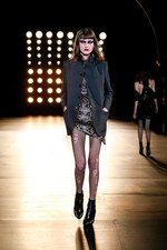 サンローラン 2015-16年秋冬コレクション - パーティーガールは、パンク・ロックの夢をみる｜写真50
