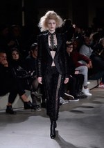 アレキサンダー・マックイーン 2015-16年秋冬コレクション - 優雅に咲き、一瞬にして朽ちる薔薇｜写真25