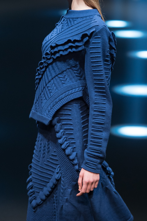 モトヒロ タンジ 2015-16年秋冬コレクション - ニットで“建築