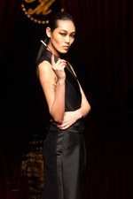 ケイタマルヤマ2015-16年秋冬コレクション - オリエンタルな装いに、夜の香りをまとわせて｜写真1