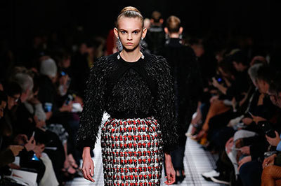 バレンシアガ 2015-16年秋冬コレクション - 究極のエレガンスを組み立てる