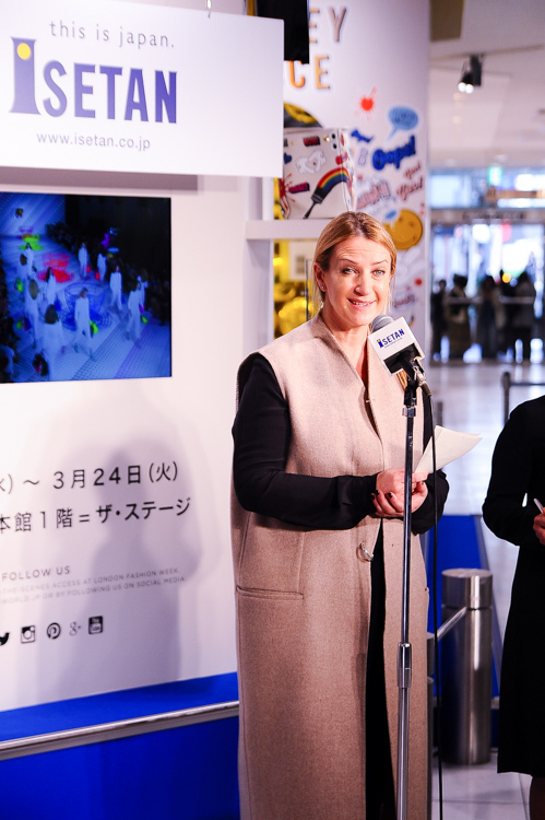 写真6 32 アニヤ ハインドマーチの限定ストアが新宿 梅田に ステッカーでいっぱいの可愛らしいバッグ ファッションプレス 写真6 32 アニヤ ハインドマーチの限定ストアが新宿 梅田に ステッカーでいっぱいの可愛らしいバッグ ファッションプレス