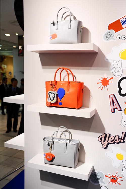写真32 32 アニヤ ハインドマーチの限定ストアが新宿 梅田に ステッカーでいっぱいの可愛らしいバッグ ファッションプレス
