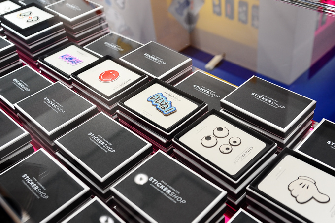 アニヤ・ハインドマーチの限定ストアが新宿＆梅田に - ステッカーでいっぱいの可愛らしいバッグ | 写真