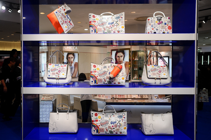 アニヤ・ハインドマーチの限定ストアが新宿＆梅田に - ステッカーでいっぱいの可愛らしいバッグ｜写真9