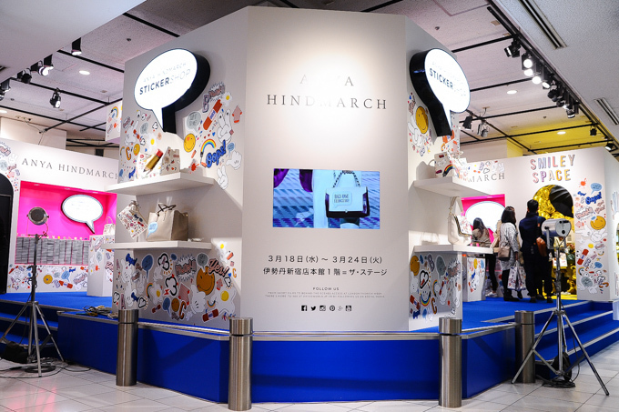 アニヤ・ハインドマーチの限定ストアが新宿＆梅田に - ステッカーでいっぱいの可愛らしいバッグ｜写真7