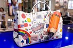 アニヤ・ハインドマーチの限定ストアが新宿＆梅田に - ステッカーでいっぱいの可愛らしいバッグ｜写真11