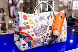 アニヤ・ハインドマーチの限定ストアが新宿＆梅田に - ステッカーでいっぱいの可愛らしいバッグ｜写真11