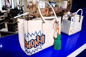 アニヤ・ハインドマーチの限定ストアが新宿＆梅田に - ステッカーでいっぱいの可愛らしいバッグ｜写真12