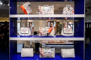 アニヤ・ハインドマーチの限定ストアが新宿＆梅田に - ステッカーでいっぱいの可愛らしいバッグ｜写真9