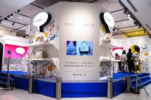 アニヤ・ハインドマーチの限定ストアが新宿＆梅田に - ステッカーでいっぱいの可愛らしいバッグ｜写真7