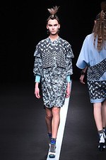 ユマ コシノ 2015-16年秋冬コレクション - かき鳴らすパンク、都会を駆け抜ける女性像｜写真18