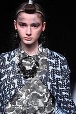 ユマ コシノ 2015-16年秋冬コレクション - かき鳴らすパンク、都会を駆け抜ける女性像｜写真23