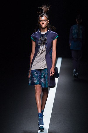 ユマ コシノ 2015-16年秋冬コレクション - かき鳴らすパンク、都会を駆け抜ける女性像｜写真2