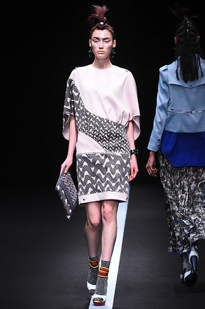 ユマ コシノ 2015-16年秋冬コレクション - かき鳴らすパンク、都会を駆け抜ける女性像｜写真20