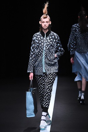 ユマ コシノ 2015-16年秋冬コレクション - かき鳴らすパンク、都会を駆け抜ける女性像｜写真24