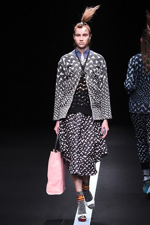 ユマ コシノ 2015-16年秋冬コレクション - かき鳴らすパンク、都会を駆け抜ける女性像｜写真25