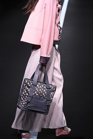 ユマ コシノ 2015-16年秋冬コレクション - かき鳴らすパンク、都会を駆け抜ける女性像｜写真28