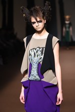 ヒロコ コシノ 2015-16年秋冬コレクション - 森の奥へと歩みを進めるラグジュアリー｜写真25