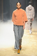 KBF 2015-16年秋冬コレクション - 多彩なシルエットで、旅に想いを馳せて｜写真6