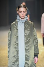 KBF 2015-16年秋冬コレクション - 多彩なシルエットで、旅に想いを馳せて｜写真47