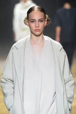 KBF 2015-16年秋冬コレクション - 多彩なシルエットで、旅に想いを馳せて｜写真51