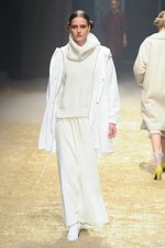 KBF 2015-16年秋冬コレクション - 多彩なシルエットで、旅に想いを馳せて｜写真52