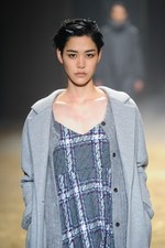 KBF 2015-16年秋冬コレクション - 多彩なシルエットで、旅に想いを馳せて｜写真57