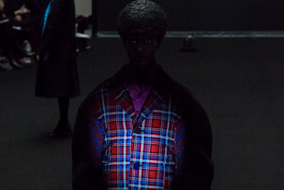 2015-16年秋冬パリコレクション｜アンリアレイジ、パリで披露した2015年秋冬コレクションの展示会に一般客を招待