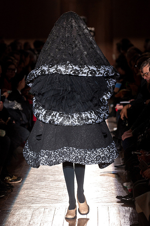 コム デ ギャルソン 2015-16年秋冬コレクション - モノトーンが奏でるシルエットの妙 | 写真