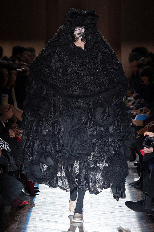 コム デ ギャルソン 2015-16年秋冬コレクション - モノトーンが奏でるシルエットの妙 | 写真