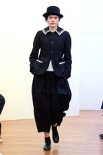 コム デ ギャルソン・コム デ ギャルソン 2015‐16年秋冬コレクション - 時折魅せる無邪気さ｜写真1