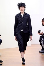 コム デ ギャルソン・コム デ ギャルソン 2015‐16年秋冬コレクション - 時折魅せる無邪気さ｜写真17