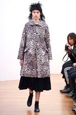 コム デ ギャルソン・コム デ ギャルソン 2015‐16年秋冬コレクション - 時折魅せる無邪気さ｜写真20