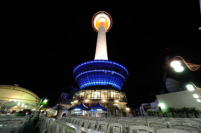 京都駅ビルの夜景を望みながら食べ飲み放題！京都タワー屋上ビアガーデンがオープン | 写真