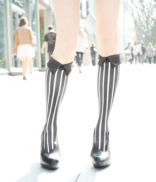 エリマキ ソックスから新作“シャツ型靴下”登場 - 白＆黒のストライプ柄 | 写真