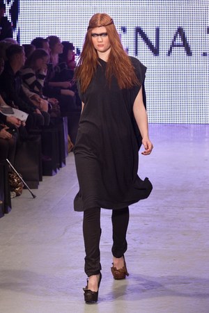 北欧神話の女神をイメージ。妊娠中のデザイナーも登場したジェナ テオ(Jena Theo)の最新秋冬コレクション｜写真17