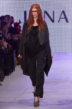 北欧神話の女神をイメージ。妊娠中のデザイナーも登場したジェナ テオ(Jena Theo)の最新秋冬コレクション｜写真22