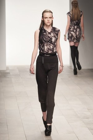 野性的なモチーフを現代風にアレンジ！ アミナカ ウィルモント(Aminaka Wilmont)の2011年秋冬コレクション｜写真3