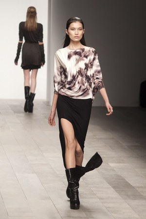 野性的なモチーフを現代風にアレンジ！ アミナカ ウィルモント(Aminaka Wilmont)の2011年秋冬コレクション｜写真5