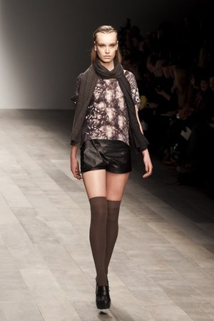 野性的なモチーフを現代風にアレンジ！ アミナカ ウィルモント(Aminaka Wilmont)の2011年秋冬コレクション｜写真9