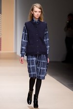 英国の遺産をコンテンポラリーなスタイルで引き継ぐDAKSの2011-2012年秋冬コレクション｜写真19