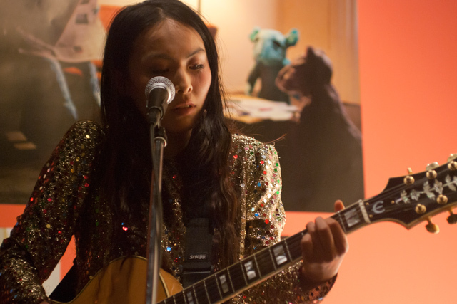 “THERE ARE MANY OF US - I'M HERE”展のレセプション開催 - アスカ・マツミヤのライブも！ | 写真