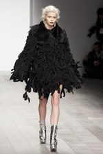 黒のバリエーションが圧巻、ジョン ロシャ(John Rocha)の2011年