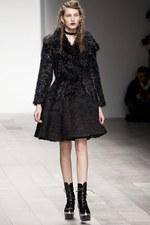 黒のバリエーションが圧巻、ジョン ロシャ(John Rocha)の2011年秋冬コレクション｜写真15