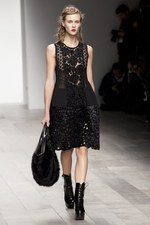 黒のバリエーションが圧巻、ジョン ロシャ(John Rocha)の2011年秋冬コレクション｜写真16