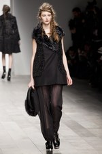 黒のバリエーションが圧巻、ジョン ロシャ(John Rocha)の2011年秋冬コレクション｜写真17