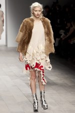 黒のバリエーションが圧巻、ジョン ロシャ(John Rocha)の2011年秋冬コレクション｜写真25