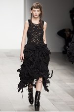 黒のバリエーションが圧巻、ジョン ロシャ(John Rocha)の2011年秋冬コレクション｜写真3